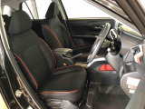 運転席の座面高さを調整できるシートリフターが付いています。