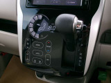 操作しやすいシフトレバーとタッチ式エアコンパネルで運転も楽々です。