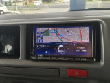 車載ナビゲーションの地図表示画面を正面から捉えたカットです。現在の液晶パネルの表示状態や発光コンディション、周囲のパネル表面の状態を画像より詳細にご確認ください。