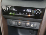 【オートエアコン】車内温度を感知して自動で温度調整をしてくれるのでいつでも快適な車内空間を創り上げます!どの席に座っても快適なドライブが楽しめます♪