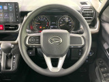インテリアに合わせたデザインのステアリングは、運転される方のことも考え、運転しやすい形状、大きさです。是非一度、実際に触ってお確かめください。