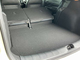 シートバックが分割で倒せます。ちょっと工夫で便利に使える空間になりますよ