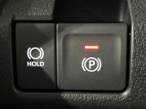 【電動パーキングブレーキ】パーキングブレーキは便利な電動式!ボタン一つで操作でき、アクセルを踏めば自動で解除されます♪レバーやペダルが無いので運転席廻りもすっきりしますね♪