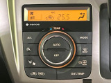 【オートエアコン】一度お好みの温度に設定すれば、車内の温度を検知し風量や温度を自動で調整。暑い&hellip;寒い&hellip;と何度もスイッチ操作をする必要はありません。快適な車内空間には必須の機能ですね♪