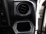 運転席のカップホルダーはエアコンの吹き出し口にありますので冷やしたり温めたりすることが出来ます☆