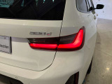 L字型リアコンビランプ:BMWの伝統的なデザインのひとつです。夜間でも誰が見てもBMWとわかる印象的なデザイン。