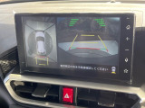 【パノラミックビューモニター】専用のカメラにより、上から見下ろしたような視点で360度クルマの周囲を確認することができます☆死角部分も確認しやすく、狭い場所での切り返しや駐車もスムーズに行えます。
