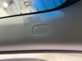 【サイド カーテンエアバック】車両側面から強い衝撃を受けたとき、衝撃を受けた側のSRSサイドとカーテンエアバッグが瞬時に膨らみ、乗員の主に胸部と頭部にかかる衝撃を緩和するシステムです