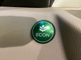 ECON モードをON にするとアクセルペダルの動きに対するエンジンの反応とエアコンの制御を切り換えることで、燃費のいい運転をするドライバーがペダルを踏んだ時と同じようにエンジンを制御します。