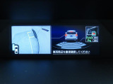 後退時には、リヤの4つのセンサーが障害物を検知し、必要に応じてブレーキが作動するよう設計されています。サイドビュー映像も表示され、周囲を確認しやすく、見えにくいガレージへの車庫入れも安心です。