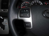 ステアリングスイッチ付きで、運転中に視線を前に向けたまま操作できます。