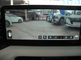 曲がり角の先まで見えるフロントワイドビュー 見通しのきかないT字路などの曲がり角でドライバーの目より先に死角となる人や車などを広角映像で確認できます。