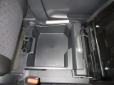 助手席下には、収納BOXが装備されておりシューズなどをしまって置くことが出来ます。また取り外せますので汚れ物を洗い場まで持って行けて便利ですね!