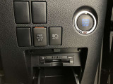 ETC車載器はプッシュスタートボタンの下の小物入れ上部に配置されます。