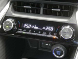 【オートエアコン】車内温度を感知して自動で温度調整をしてくれるのでいつでも快適な車内空間を創り上げます!どの席に座っても快適なドライブが楽しめます♪