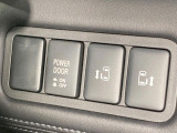 【両側パワースライドドア】スマートキーや運転席のスイッチで後席両側スライドドアの開閉が可能♪電動だから力を入れてドアを開ける必要が無く、小さなお子様でも簡単に開け閉めでき快適です♪