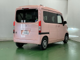 後席の窓には外から車内が見えにくくなるプライバシーガラスを採用。周りを気にせずリラックスして過ごせます