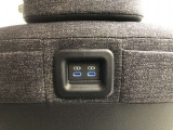スマートフォン等が充電できるUSB端子が付いてます。