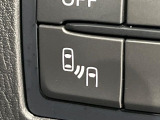 【ブラインドスポットモニタリング】走行中、ドアミラーの死角になりやすい箇所に後続車が接近するとサイドミラー付近に警告を表示、ドライバーに注意喚起をしてくれます。