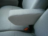 運転席・アームレストが装備されております。
