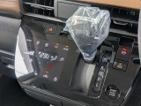 タッチパネル式オートエアコンで温度を設定するだけで快適な車内環境を維持することができます。