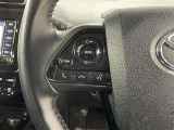 ステアリングスイッチ付きで、運転中に視線を前に向けたまま操作できます。