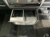 ミニテーブルとしてもカップホルダーとしても使用できる2WEY仕様です!使用しないときは収納できるのでスマートな車内空間を維持できます♪
