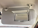 【運転席サンバイザー】鏡が付いているのでメイク直しなどにも便利★