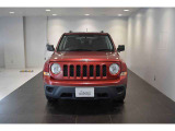 Jeep伝統の7スロットグリルが存在感ありますね。
