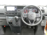 運転席からの視界はこんな感じです☆お気軽にご来店いただき、実際に座って是非お確かめください。ドライバーに寄り添う快適な操作フィールをもたらすステアリングです。