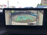 フロント+サイドビュー/リヤ+サイドビュー(写真はリヤビュー)で車両の左右側面が際まで見える。狭い道でのすれ違い時や幅寄せなど、車の左右の間隔が掴みやすくなり、壁や対向車との接触防止をサポート