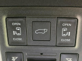 【両側パワースライドドア】スマートキーや運転席のスイッチで後席両側スライドドアの開閉が可能♪電動だから力を入れてドアを開ける必要が無く、小さなお子様でも簡単に開け閉めでき快適です♪