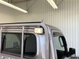 夜間・朝方などの暗い時間帯での作業の際に荷台を照らしてくれる大型荷台作業灯を採用しております!