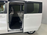 左側電動スライドドアは、子供の送り迎えの際に運転席からドアの開閉ができるので便利です。ルーフが高いので乗り降りもしやすいです♪
