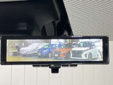【インテリジェント ルームミラー】車両後方のカメラ映像をミラー面に映し出すので、車内の状況や、天候などに影響されずいつでもクリアな後方視界が得られます!