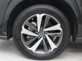 専用アルミホイール(メタリック塗装+切削光輝)を装着しています。タイヤサイズ、225/60R18