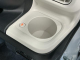 【ホッとカップホルダー】ホットドリンクをちょうどいい温度でキープしてくれる保温機能付きのカップホルダーです。冬の寒い日でも快適なドライブを♪