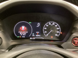 ハイブリット車専用のメーターです。右側の大型スピードメーターに加え、ステアリングスイッチを使って左のマルチインフォメーション・ディスプレイで燃費や動力伝達などの情報が見れるようになっています。