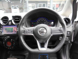 ステアリングハンドルです。オーディオコントロールスイッチが付いて運転中でも手元でオーディオの操作が出来て便利ですよ。