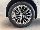 BMW純正アルミホイールが足元を引き締め、上品なスタイリングを演出します。