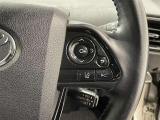 ステアリングスイッチ付きで、運転中に視線を前に向けたまま操作できます。