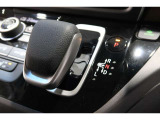 インパネシフトだから視線の移動も少なく足元もスッキリ♪運転席もゆったりしているのでゆとりを持ってドライブできますね!