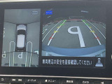 アラウンドビューモニターです。4つのカメラからの映像を合成・処理することで空から見下ろすような視点で周囲を確認でき、駐車時のクルマの位置確認がスムーズになります。