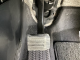 パーキングブレーキはフット式なので運転席と助手席の間はすっきり、移動も楽々です。さっと手が届く位置にATセレクトレバーやエアコンスイッチなどがあり操作性に優れています