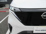 LEDヘッドランプ:ハロゲンランプの約2倍の光量でより明るく遠くを照らし、夜間走行時の視認性を高めます。