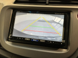 リバースギアに入れるだけで後方の表示へ切り替わります。夜間や雨の日の駐車も楽になりますよ。