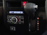 車内を快適に、オートエアコンを装備しています。