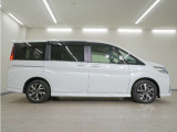 リアには左右スライドドアを採用。狭い駐車場でも開閉しやすく、強風の日でもドアが煽られにくくなっております。小さなお子さまやご年配の方も安心して乗り降りできます。