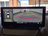 360度モニター搭載車ですので、低速時での不安を解消してくれます。この写真は右側はバックカメラですが、前進時にはフロントカメラにもなりますので歩行者や縁石なども確認することが可能です。
