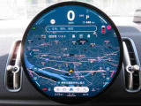 ◆インスツルメント・パネルのエレガントなデザインは、BMW特有の水平ラインで構成され、室内空間に端正な印象をもたらします。人間工学に基づいてレイアウトされた重要な操作系統は、直観的な操作が可能です◆